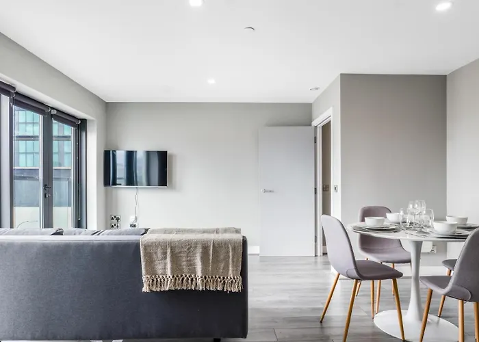 Apt 20, Elegant 2-Bed Apartment