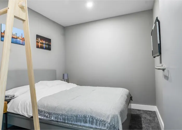 Apt 20, Elegant 2-Bed Apartment